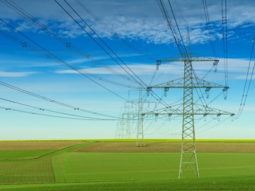 Versorgungssicherheit Strommasten auf einem Feld