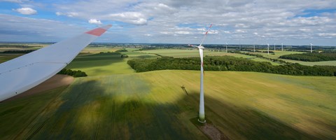 Landschaft mit Windpark aus der Höhen-Perspektive der Windturbine Landschaft mit Windpark aus der Höhen-Perspektive der Windturbine